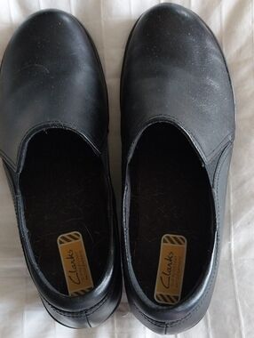 Clarks Black Womens Slip-On Leather Shoes Size 7.5 Like New